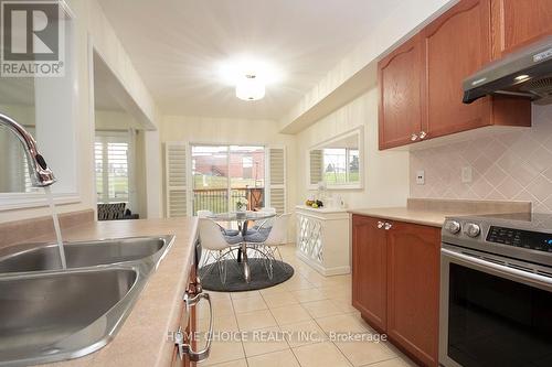 31 Latchford Way, Whitby, ON - Indoor Photo Showing Kitchen With Double Sink