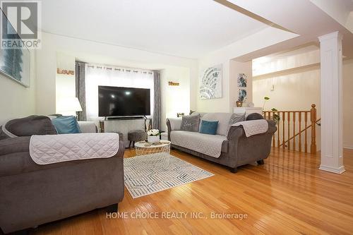 31 Latchford Way, Whitby, ON - Indoor Photo Showing Living Room