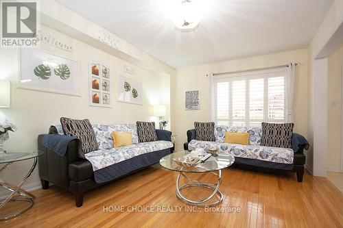 31 Latchford Way, Whitby, ON - Indoor Photo Showing Living Room