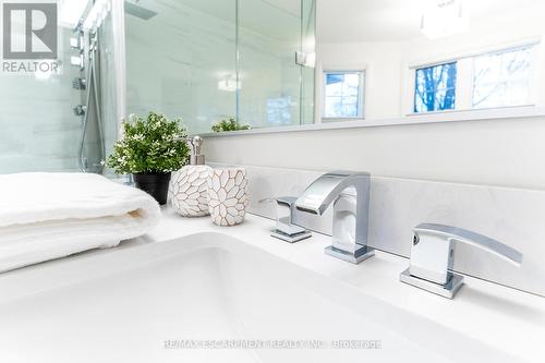 379 Devonshire Terrace, Hamilton, ON - Indoor Photo Showing Bathroom