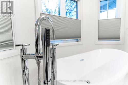 379 Devonshire Terrace, Hamilton, ON - Indoor Photo Showing Bathroom