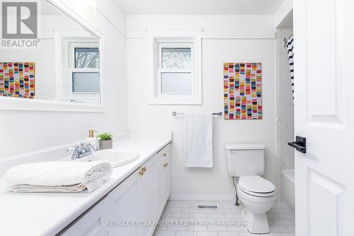 379 Devonshire Terrace, Hamilton, ON - Indoor Photo Showing Bathroom