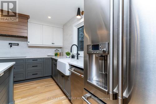 379 Devonshire Terrace, Hamilton, ON - Indoor Photo Showing Kitchen With Upgraded Kitchen