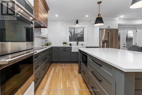 379 Devonshire Terrace, Hamilton, ON - Indoor Photo Showing Kitchen With Upgraded Kitchen