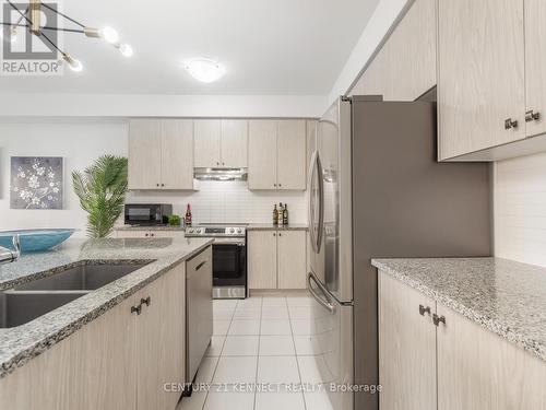 28 Admiral Road, Welland, ON - Indoor Photo Showing Kitchen With Stainless Steel Kitchen With Double Sink With Upgraded Kitchen