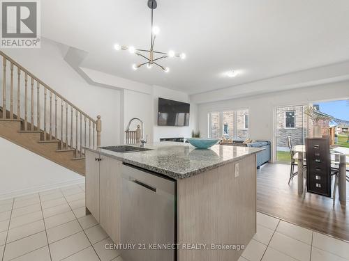 28 Admiral Road, Welland, ON - Indoor Photo Showing Kitchen With Upgraded Kitchen