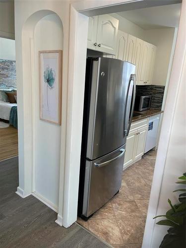 389 Guildford Street, Winnipeg, MB - Indoor Photo Showing Kitchen