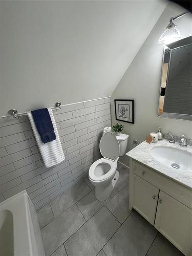 389 Guildford Street, Winnipeg, MB - Indoor Photo Showing Bathroom