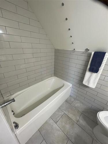 389 Guildford Street, Winnipeg, MB - Indoor Photo Showing Bathroom