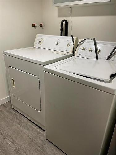 389 Guildford Street, Winnipeg, MB - Indoor Photo Showing Laundry Room