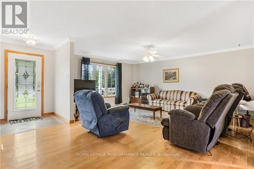 1582 Sandy Hill Road, Champlain, ON - Indoor Photo Showing Living Room