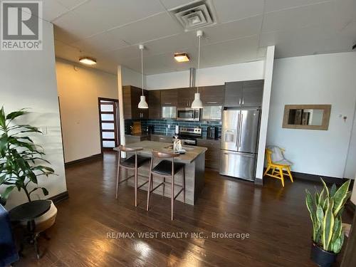 201 - 809 Dundas Street W, Toronto, ON - Indoor Photo Showing Kitchen