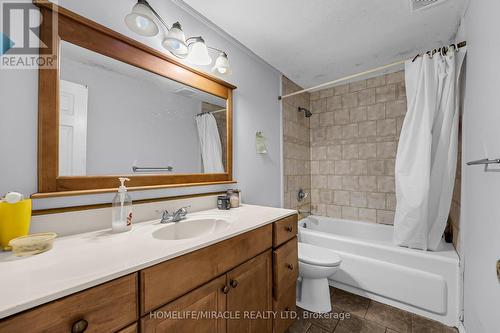 22 - 875 Parkinson Road, Woodstock, ON - Indoor Photo Showing Bathroom