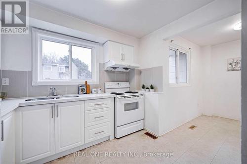 8Rc - 8 Rusty Crest Way, Toronto, ON - Indoor Photo Showing Kitchen With Double Sink