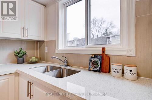 8Rc - 8 Rusty Crest Way, Toronto, ON - Indoor Photo Showing Kitchen With Double Sink