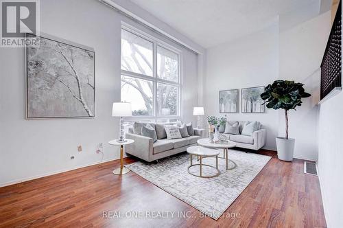 8Rc - 8 Rusty Crest Way, Toronto, ON - Indoor Photo Showing Living Room