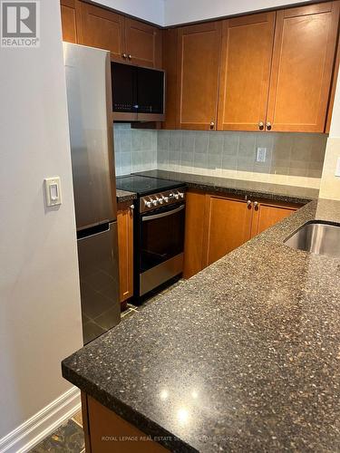 1110 - 2121 Lakeshore Boulevard W, Toronto, ON - Indoor Photo Showing Kitchen