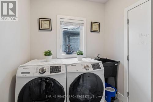 1552 Sandridge Avenue, London, ON - Indoor Photo Showing Laundry Room