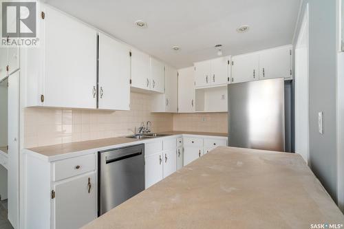 1525 Regent Street, Regina, SK - Indoor Photo Showing Kitchen With Double Sink