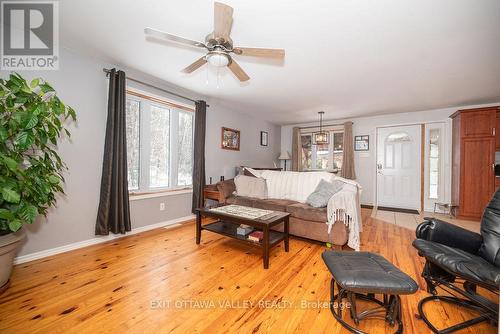 414 Hill Street, Laurentian Hills, ON - Indoor Photo Showing Living Room