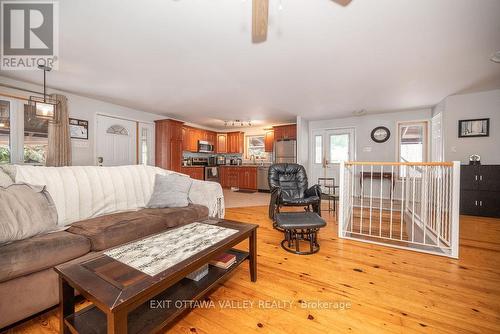 414 Hill Street, Laurentian Hills, ON - Indoor Photo Showing Living Room