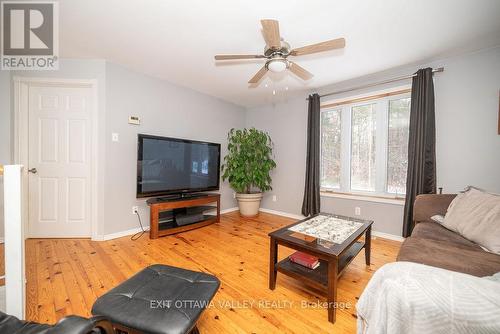 414 Hill Street, Laurentian Hills, ON - Indoor Photo Showing Living Room