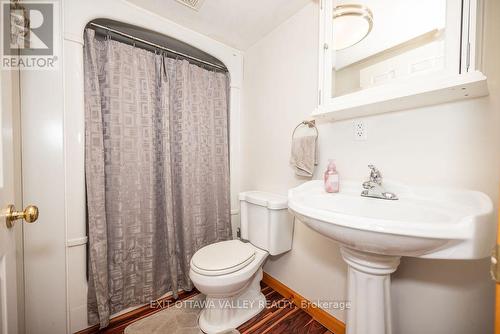 414 Hill Street, Laurentian Hills, ON - Indoor Photo Showing Bathroom