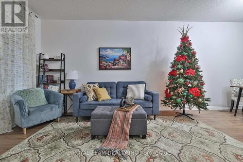 38 Maple Meadows Lane, Vaughan, ON - Indoor Photo Showing Living Room