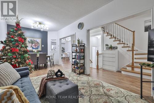 38 Maple Meadows Lane, Vaughan, ON - Indoor Photo Showing Living Room