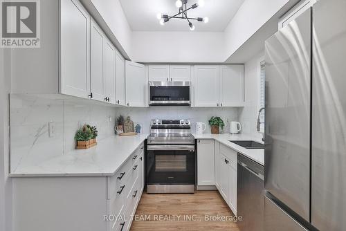 38 Maple Meadows Lane, Vaughan, ON - Indoor Photo Showing Kitchen With Double Sink With Upgraded Kitchen