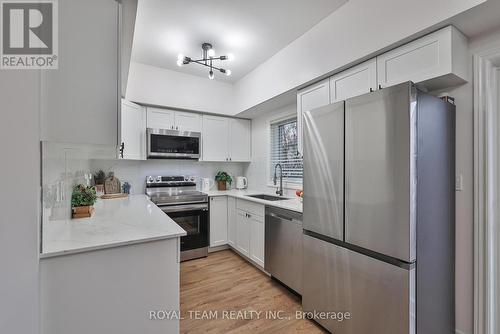 38 Maple Meadows Lane, Vaughan, ON - Indoor Photo Showing Kitchen With Upgraded Kitchen