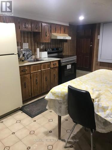 Bst Apt - 44 Robinson Street, Toronto, ON - Indoor Photo Showing Kitchen