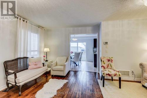 4881 Capri Crescent, Burlington, ON - Indoor Photo Showing Living Room