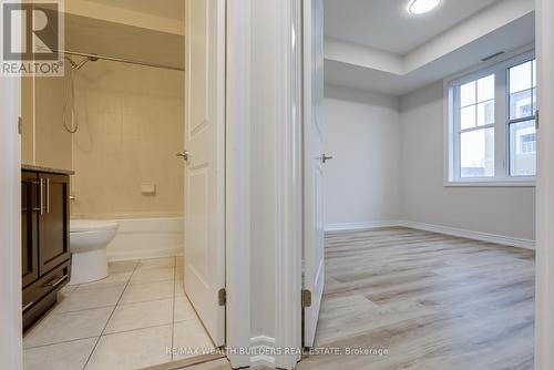 202 - 2333 Sawgrass Drive, Oakville, ON - Indoor Photo Showing Bathroom