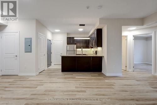 202 - 2333 Sawgrass Drive, Oakville, ON - Indoor Photo Showing Kitchen