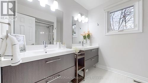 328 Atha Avenue, Richmond Hill, ON - Indoor Photo Showing Bathroom