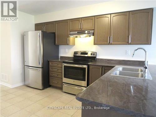 7771 White Pine Crescent, Niagara Falls, ON - Indoor Photo Showing Kitchen With Stainless Steel Kitchen With Double Sink