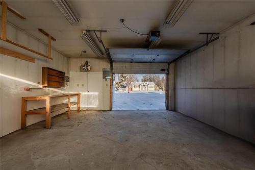 38 Ashworth Street, Winnipeg, MB - Indoor Photo Showing Garage