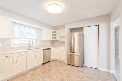 38 Ashworth Street, Winnipeg, MB - Indoor Photo Showing Kitchen With Stainless Steel Kitchen