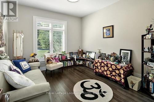 134 Louisa Street E, Blue Mountains (Thornbury), ON - Indoor Photo Showing Living Room