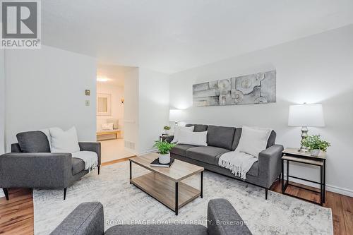 517 Kortright Road W, Guelph (Hanlon Creek), ON - Indoor Photo Showing Living Room