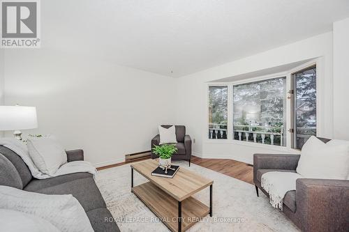 517 Kortright Road W, Guelph (Hanlon Creek), ON - Indoor Photo Showing Living Room