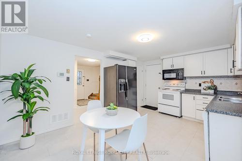 517 Kortright Road W, Guelph (Hanlon Creek), ON - Indoor Photo Showing Kitchen With Double Sink