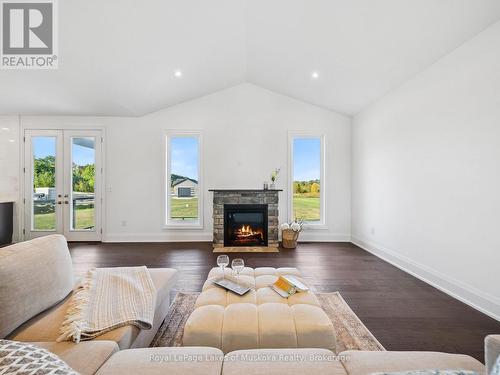 24 Keyzer Drive, Oro-Medonte (Warminister), ON - Indoor Photo Showing Living Room With Fireplace