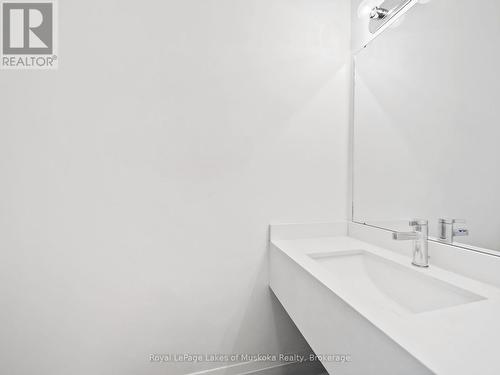 24 Keyzer Drive, Oro-Medonte (Warminister), ON - Indoor Photo Showing Bathroom