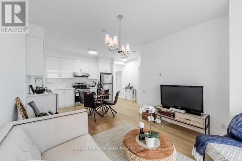 211 - 777 Steeles Avenue W, Toronto, ON - Indoor Photo Showing Living Room