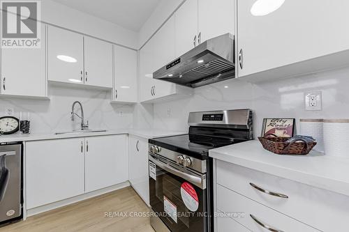 211 - 777 Steeles Avenue W, Toronto, ON - Indoor Photo Showing Kitchen