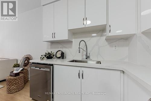 211 - 777 Steeles Avenue W, Toronto, ON - Indoor Photo Showing Kitchen