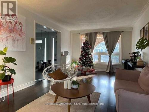 1608 Sherwood Forrest Circle, Mississauga, ON - Indoor Photo Showing Living Room