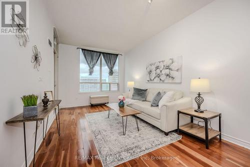 1510 - 3504 Hurontario Street, Mississauga (Hurontario), ON - Indoor Photo Showing Living Room